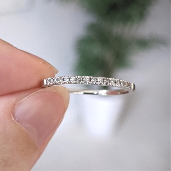 10K solid white gold diamond half eternity ring - Picture 4 of 12
